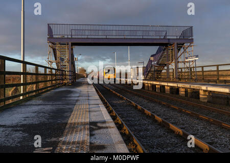 Northern Rail pacer Zug passiert non stop durch Flughafen Teesside (Teesside Airport Station ist nur von einem Zug pro Woche bedient) Stockfoto