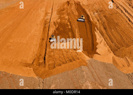 Reklamation Arbeit über Lagerbestände von Abfällen aus dem Bergbau auf Freeport-McMoRan Copper & Gold Inc. Tyrone Mine in der Nähe von Silver City, New Mexico, USA Stockfoto