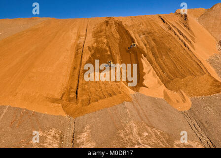 Reklamation Arbeit über Lagerbestände von Abfällen aus dem Bergbau auf Freeport-McMoRan Copper & Gold Inc. Tyrone Mine in der Nähe von Silver City, New Mexico, USA Stockfoto