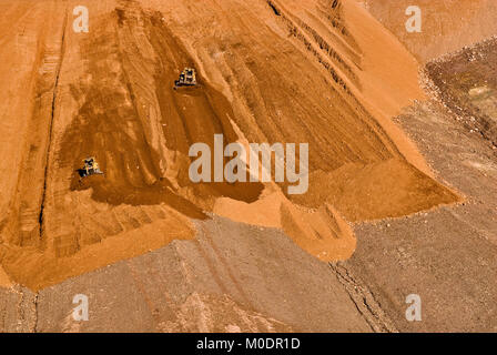 Reklamation Arbeit über Lagerbestände von Abfällen aus dem Bergbau auf Freeport-McMoRan Copper & Gold Inc. Tyrone Mine in der Nähe von Silver City, New Mexico, USA Stockfoto