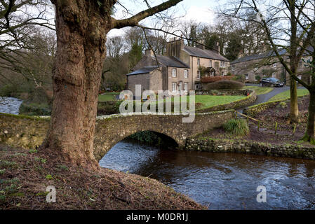 Das Dorf von Clapham, Yorkshire Dales National Park, UK. Zeigt die alten Brokken Brücke über Clapham Beck. Stockfoto