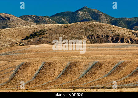 Aufgearbeitete Lagerbestände von industriellen Abfällen auf Freeport-McMoRan Copper & Gold Inc. Tyrone Mine in der Nähe von Silver City, New Mexico, USA Stockfoto