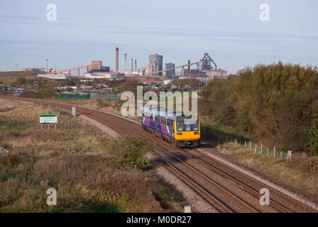 Ein Zug der Northern Rail-Klasse 142 fährt an Coatham Marsh, Redcar vorbei Stockfoto