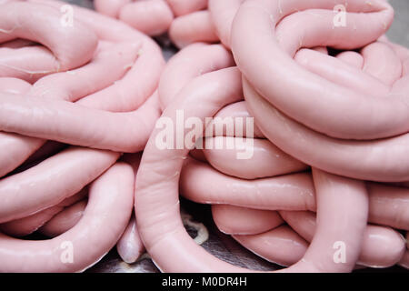 Herstellung von Brühwurst und geräucherte Wurst in einer Fleisch Fabrik Stockfoto