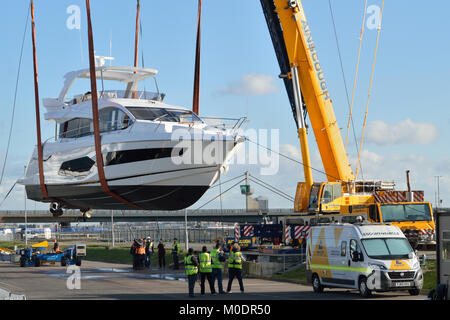 Kran- Boote wieder in das Wasser nach der Sie teilgenommen haben, die 2018 in London Boat Show gehalten an ExCel Exhibition Centre in London Stockfoto