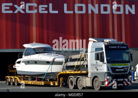 Lkw Transport ein Boot zurück in den Heimathafen nach besuchten sie die 2018 London Boat Show im ExCel Exhibition Centre in London geführt. Stockfoto