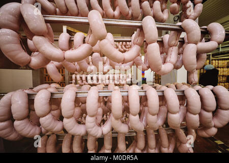 Herstellung von Brühwurst und geräucherte Wurst in einer Fleisch Fabrik Stockfoto