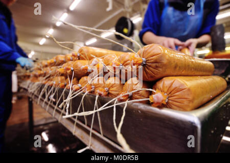 Herstellung von Brühwurst und geräucherte Wurst in einer Fleisch Fabrik Stockfoto