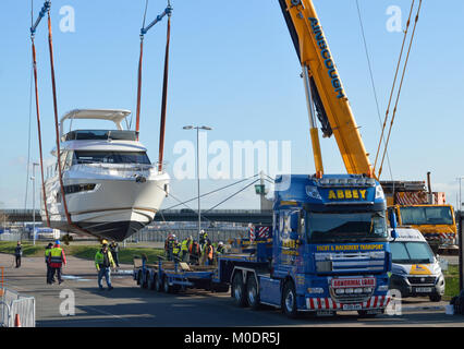 Kran- Boote wieder in das Wasser nach der Sie teilgenommen haben, die 2018 in London Boat Show gehalten an ExCel Exhibition Centre in London Stockfoto