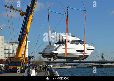 Kran- Boote wieder in das Wasser nach der Sie teilgenommen haben, die 2018 in London Boat Show gehalten an ExCel Exhibition Centre in London Stockfoto