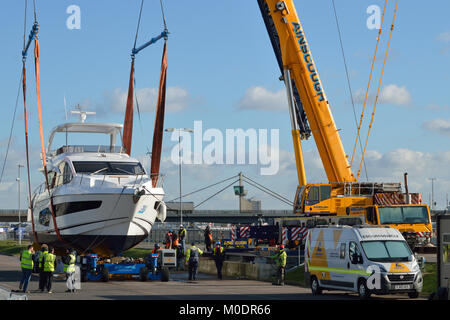 Kran- Boote wieder in das Wasser nach der Sie teilgenommen haben, die 2018 in London Boat Show gehalten an ExCel Exhibition Centre in London Stockfoto