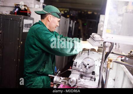 Mann bei der Arbeit in der Overalls Stockfoto