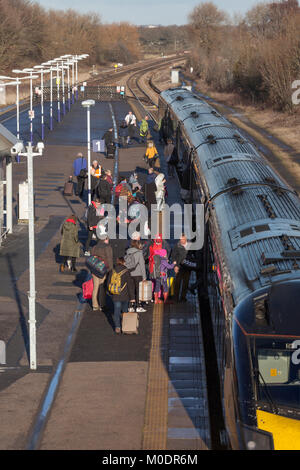 Die Fluggäste eine Grand Central Bahnhof Eaglescliffe arbeiten die 1212 Sunderland - London Kings Cross Stockfoto