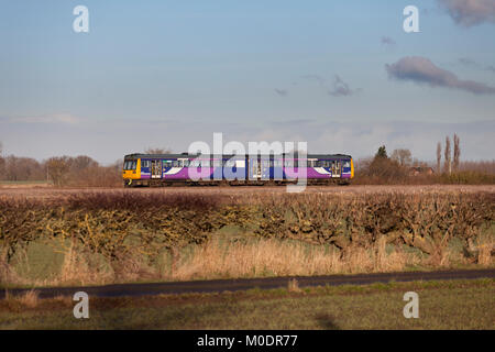 Eine nördliche Bahn Klasse 142 pacer Zug passiert Flughafen Teesside Stockfoto