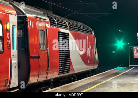 Ein Virgin Trains Ostküste Intercity 125 bei Darlington arbeiten die 1530 Kings Cross - Edinburgh Stockfoto