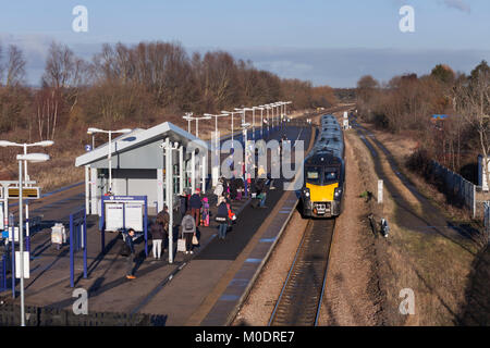 Die eaglescliffe 1212 Sunderland - London Kings Cross Grand Central Zug kommt an Eaglescliffe, Teesside mit Passagiere warten auf der Station plat Stockfoto