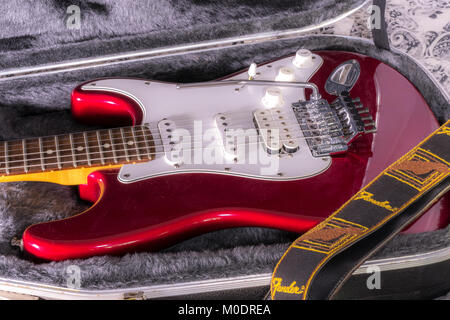 Fender Stratocaster (Strat). Klassische e-Gitarre in seine weiche gefütterte Tasche mit Tragegurt. Candy Apple Red Lack mit Floyd Rose tremelo. Stockfoto