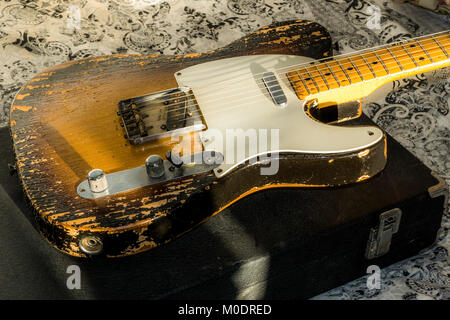 1957 Fender Telecaster E-Gitarre. Vorderseite des Körpers mit stark abgenutzt sind, lic" Lackierung. Vintage Musikinstrument, hergestellt in den USA. Stockfoto