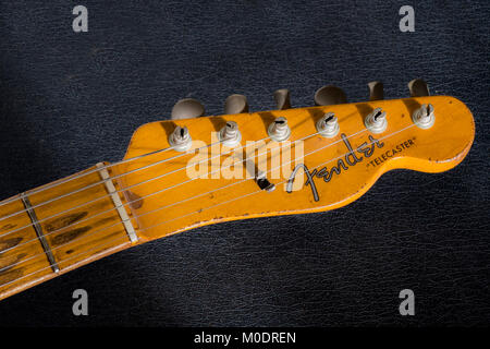 1957 Fender Telecaster e-gitarre Ahorn Kopfplatte, mit abgenutzten Griffbrett und Paghetti Logo'. Vintage Musikinstrument, hergestellt in den USA. Stockfoto