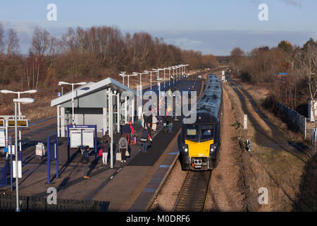 Die eaglescliffe 1212 Sunderland - London Kings Cross Grand Central Zug kommt an Eaglescliffe, Teesside mit Passagiere warten auf der Station plat Stockfoto