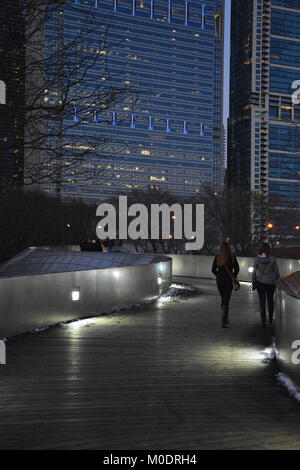 Der BP-Bridge ermöglicht Besuchern Columbus Drive in Chicago zu überqueren und zu Fuß vom Millennium Park zu Maggie Daley Park. Stockfoto