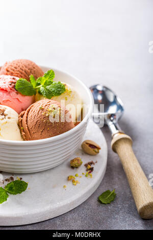 Eisvariationen in weiße Schüssel. Stockfoto