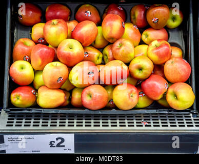 Bunte rote und gelbe Braeburn Äpfel auf dem Display in einem Supermarkt im Winter Stockfoto