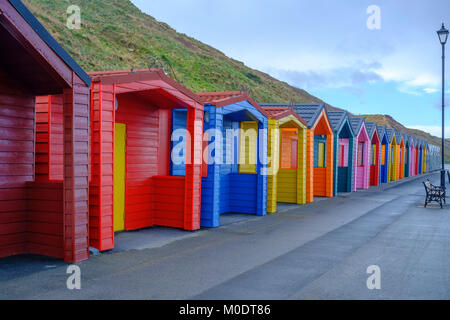 Neue Beach Chalets auf der Esplanade in Saltburn am Meer North Yorkshire neu errichtete Bereit für nächsten Sommer Stockfoto