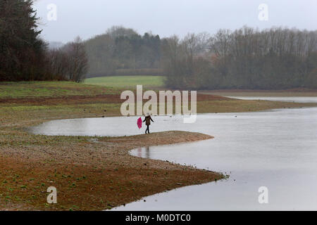 Ein junges Mädchen, Spaziergänge entlang der Kante des Bewl Wasserbehälter bei starkem Regen in der Nähe von Lamberhurst, Kent, nach Süden Wasser war eine Dürre von der Umweltagentur dem Behälter vom Fluss Medway zu Befüllen nach Berichterstattung außergewöhnlich niedrige Wasserstände gewährt. Stockfoto