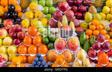 Frucht Mix, Kombination verschiedener Früchte, Dekoration auf Marktstand, Früchte in verschiedenen Farben, Äpfel, Pflaumen, Avocados, Kakis, Birnen, Kiwis, Mangos Stockfoto