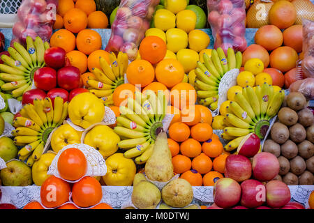 Frucht Mix, Kombination verschiedener Früchte, Dekoration auf Marktstand, Früchte in verschiedenen Farben, Äpfel, Pflaumen, Avocados, Kakis, Birnen, Kiwis, Mangos Stockfoto