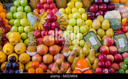 Frucht Mix, Kombination verschiedener Früchte, Dekoration auf Marktstand, Früchte in verschiedenen Farben, Äpfel, Pflaumen, Avocados, Kakis, Birnen, Kiwis, Mangos Stockfoto