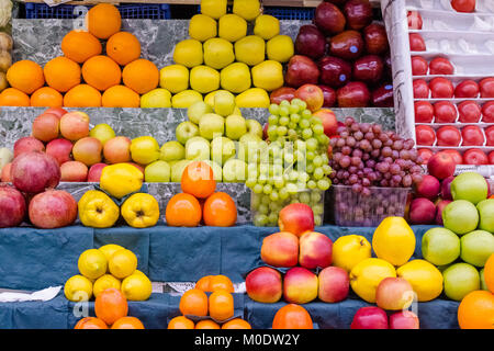 Frucht Mix, Kombination verschiedener Früchte, Dekoration auf Marktstand, Früchte in verschiedenen Farben, Äpfel, Pflaumen, Avocados, Kakis, Birnen, Kiwis, Mangos Stockfoto