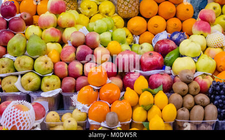 Frucht Mix, Kombination verschiedener Früchte, Dekoration auf Marktstand, Früchte in verschiedenen Farben, Äpfel, Pflaumen, Avocados, Kakis, Birnen, Kiwis, Mangos Stockfoto