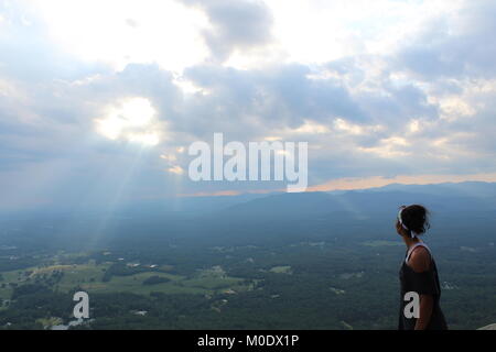 Frau Suchen in den Appalachian Valley Stockfoto