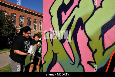 Neoglyphix: AllIndigenous Aerosol Kunstausstellung von Native American Graffiti Künstler aus Arizona, Arizona State Museum, der Universität von Arizona, Tucson Stockfoto