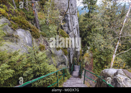 Wanderweg auf szczeliniec Wielki, dem höchsten Gipfel der Berge Stolowe (Tabelle Berge), Teil der Sudeten, Niederschlesien Region Polens Stockfoto