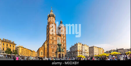 Panoramablick auf Rynek Glowny (Hauptplatz) mit der Kirche der Heiligen Maria und Sukiennice Marktplatz in der polnischen Stadt Krakau Stockfoto