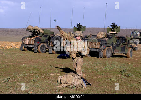 Us-Armee Fallschirmjäger der US-Armee Hund Unternehmen zugewiesen sind, 1.BATAILLON 503rd Airborne, Infanterie Regiment, 173Rd Airborne Infantry Brigade Combat Team, werfen die Granate während der Übung Baree Jan. 17, 2018, am Monte Romano Training Area in Italien. ( Stockfoto