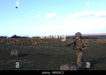 Us-Armee Fallschirmjäger der US-Armee Hund Unternehmen zugewiesen sind, 1.BATAILLON 503rd Airborne, Infanterie Regiment, 173Rd Airborne Infantry Brigade Combat Team, werfen die Granate während der Übung Baree Jan. 17, 2018, am Monte Romano Training Area in Italien. ( Stockfoto