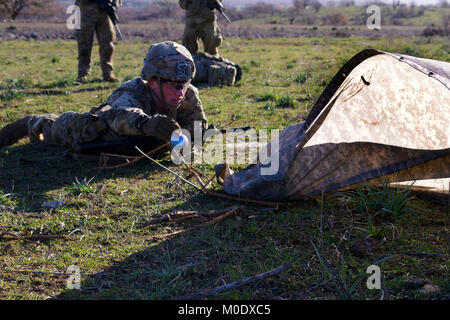 Us-Armee Fallschirmjäger der US-Armee Hund Unternehmen zugewiesen sind, 1.BATAILLON 503rd Airborne, Infanterie Regiment, 173Rd Airborne Infantry Brigade Combat Team, werfen die Granate während der Übung Baree Jan. 17, 2018, am Monte Romano Training Area in Italien. ( Stockfoto