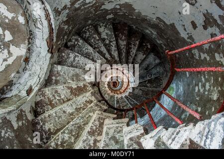 Die Leiter in der alten, verlassenen Leuchtturm. Russland Stockfoto