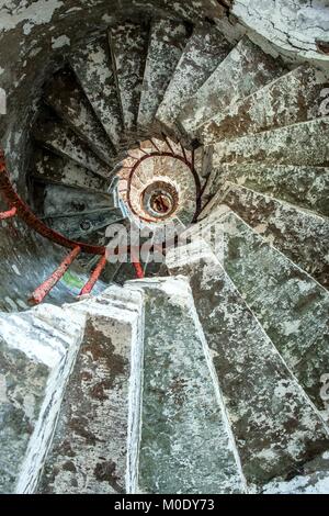 Die Leiter in der alten, verlassenen Leuchtturm. Russland Stockfoto