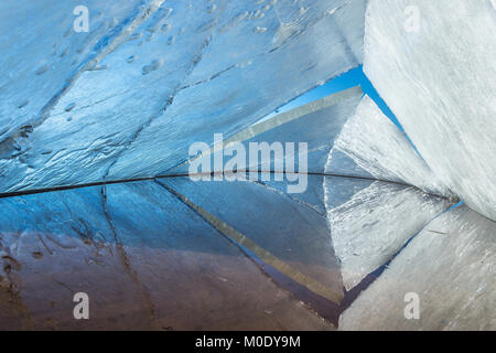 Kaleidoskop. Die abstrakte Hintergrund von Eis Struktur. Winter. Eis auf der Oberfläche des Sees. Risse im Eis. Ice Storm. Stockfoto