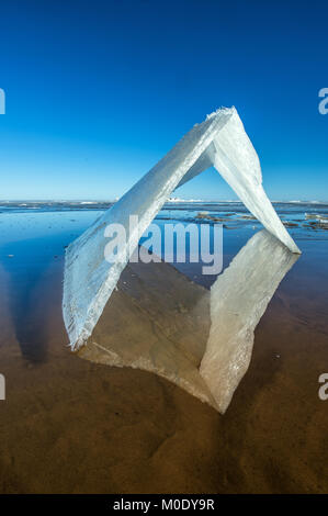 Kaleidoskop. Die abstrakte Hintergrund von Eis Struktur. Winter. Eis auf der Oberfläche des Sees. Risse im Eis. Ice Storm. Stockfoto