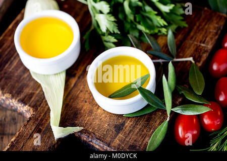 Öle, Gewürze und Kräuter. Trauben, Oliven und Mais Öle frische Kräuter Zitronen, Paprika. Stockfoto