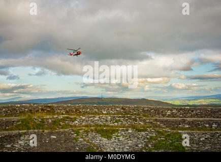 Ein Rettungshubschrauber aprroaching Grianan von Aileach, Co Donegal Stockfoto