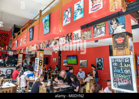 Buenos Aires Argentinien, Comunidad del Cisne Resto Bar, Restaurant Restaurants Essen Essen Essen Café Cafés, Restobar, Getränke trinken trinken, essen, Dekor, Mann Männer Stockfoto