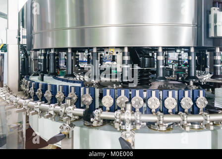 Automatisierte Kennzeichnung von Maschinen mit Förderband in einer Getränkefabrik Stockfoto