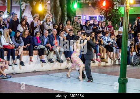 Buenos Aires Argentinien, San Telmo, Plaza Dorrego, Nachtabend, Tango-Tänzer, Tanz, Männer, Männer, Frauen, Paare, Publikum, Performing, hispanisch Stockfoto